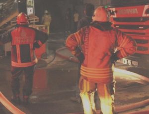 İtfaiye ekibi olay yerine yöneldi: Yangın sonrası bina güvenliğinin sağlanması için çalışmalar sürüyor