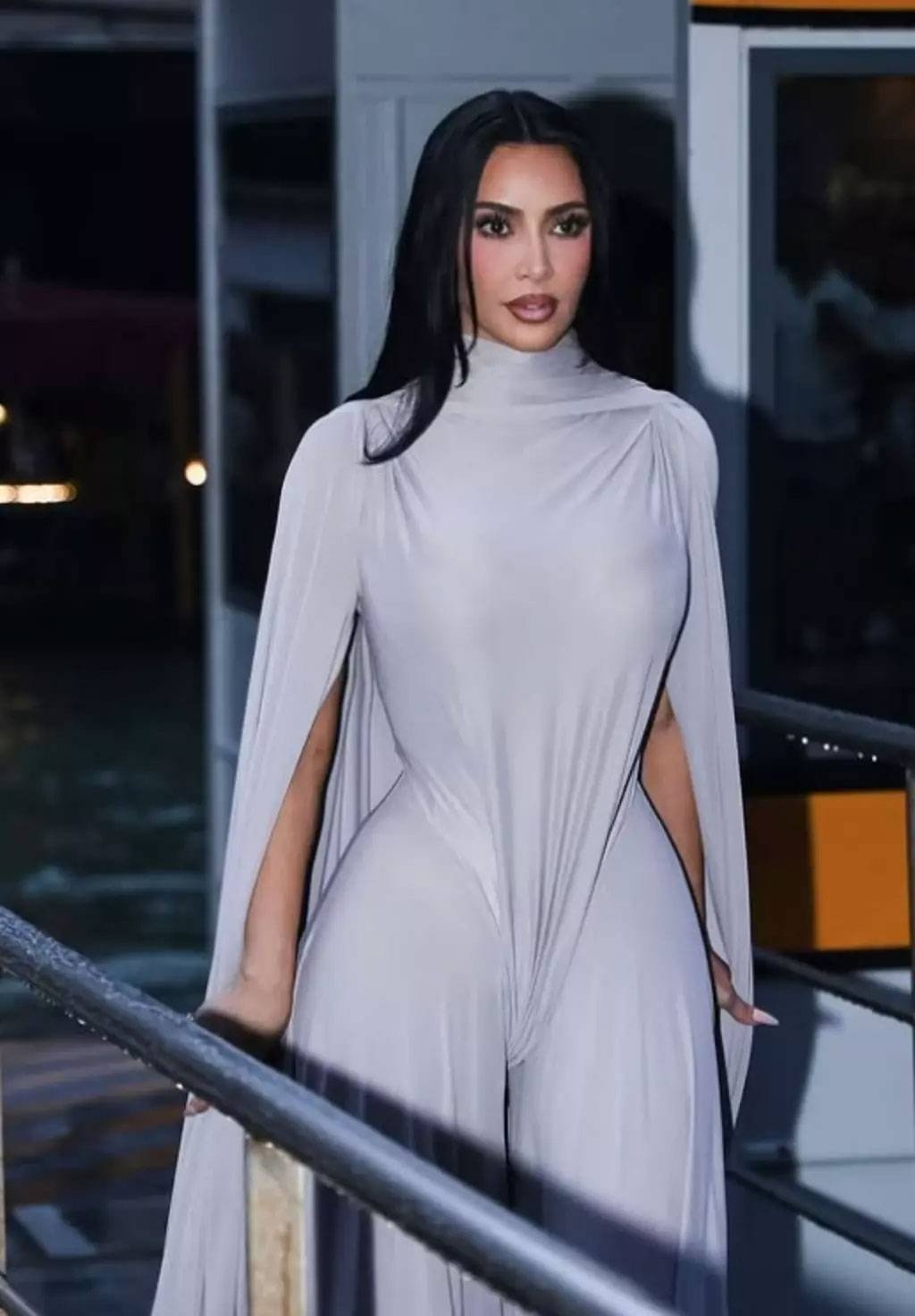 Kim Kardashian’ın Balmain elbisesi: Parçalı tasarım, hayran yorumları ve moda dünyasındaki yankılar
