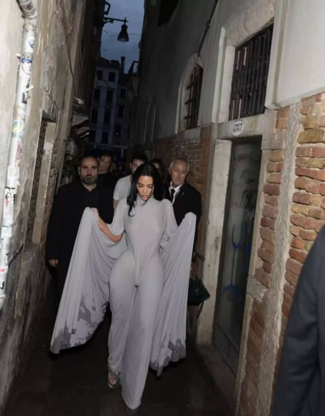 Kim Kardashian’ın Balmain elbisesi: Parçalı tasarım, hayran yorumları ve moda dünyasındaki yankılar