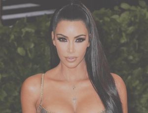 Kim Kardashian’ın Balmain elbisesi: Parçalı tasarım, hayran yorumları ve moda dünyasındaki yankılar
