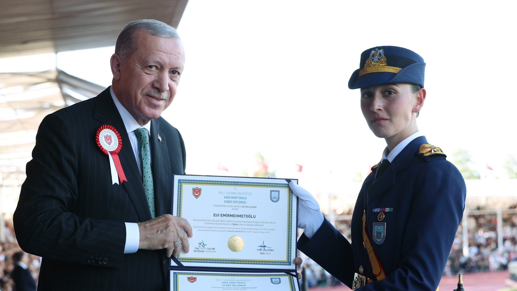 Milli Savunma Üniversitesi çatısı altında gerçekleştirilen diploma töreni, harp okullarında elde edilen başarıları bir kez daha gözler önüne serdi. Cumhurbaşkanı ve AKP Genel Başkanı Recep Tayyip Erdoğan’ın da katılımıyla yapılan törende, genç subay adaylarının mesleki yolculuklarında önemli bir dönüm noktası kutlandı.