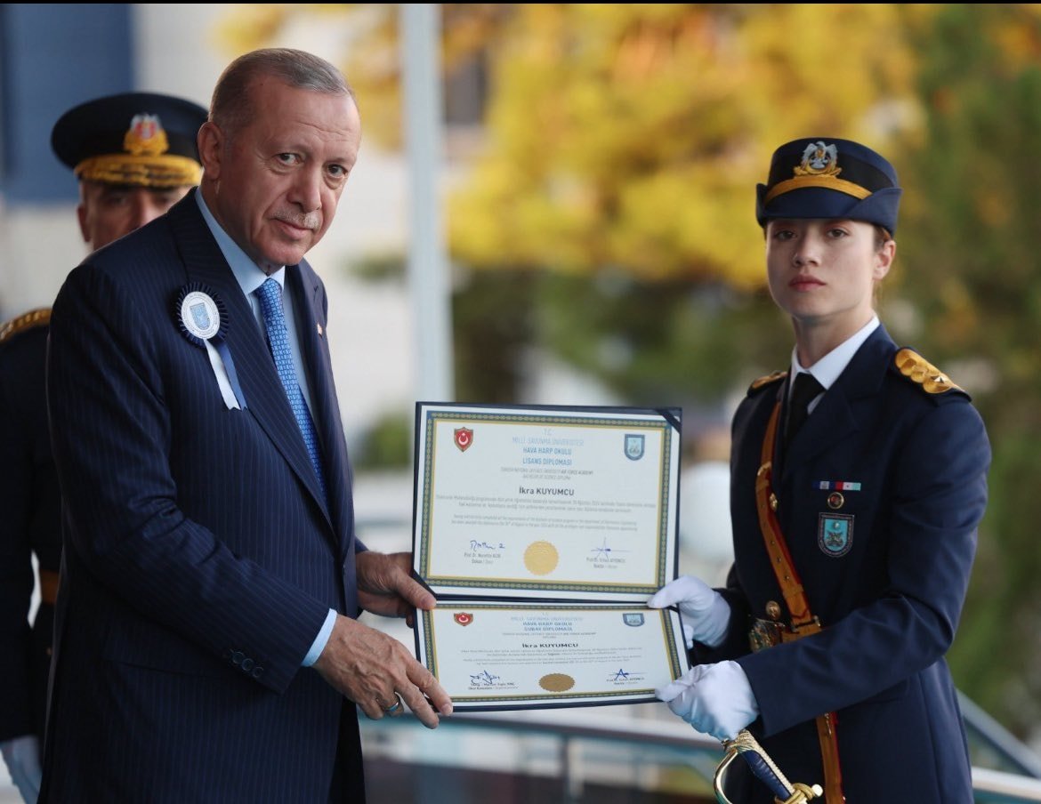 Milli Savunma Üniversitesi çatısı altında gerçekleştirilen diploma töreni, harp okullarında elde edilen başarıları bir kez daha gözler önüne serdi. Cumhurbaşkanı ve AKP Genel Başkanı Recep Tayyip Erdoğan’ın da katılımıyla yapılan törende, genç subay adaylarının mesleki yolculuklarında önemli bir dönüm noktası kutlandı.