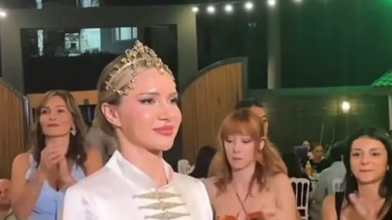 Türkiye'de Dopdolu Bir Evlilik Kutlaması: Otilia Bruma ve Bekir Ali Karakaş'ın İkinci Yılına Özel Düğün Teması