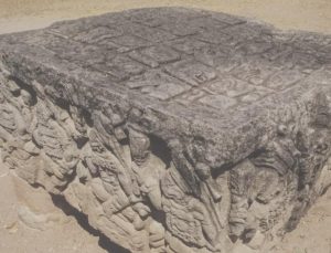 1300 yıllık sunak taşındaki şifre çözülüyor: El hareketlerinin manası ne?