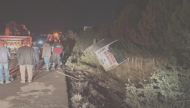 Afyonkarahisar’da yolcu midibüsü devrildi