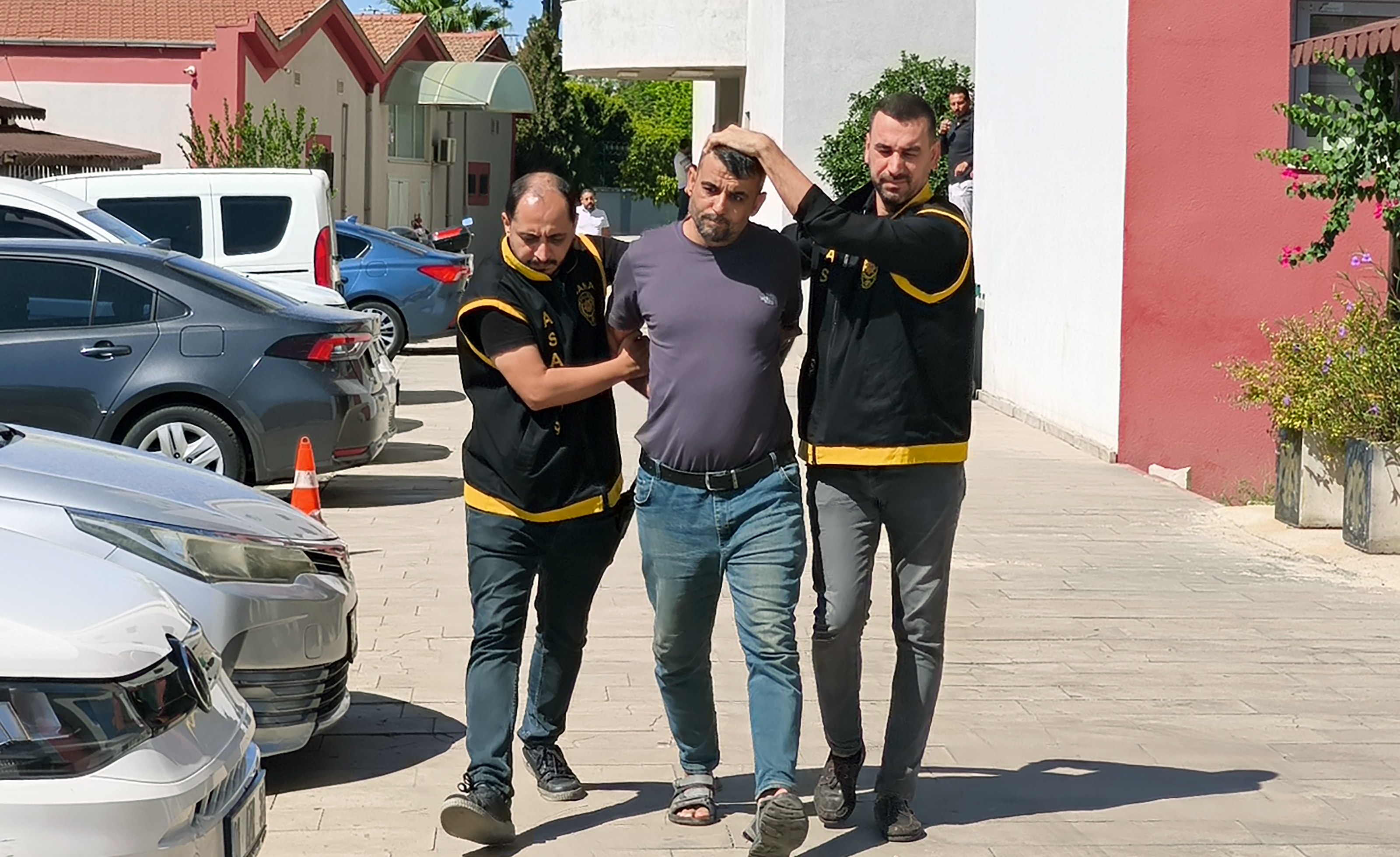 Arabasını konutunun önüne park etti diye komşusunu öldürdü