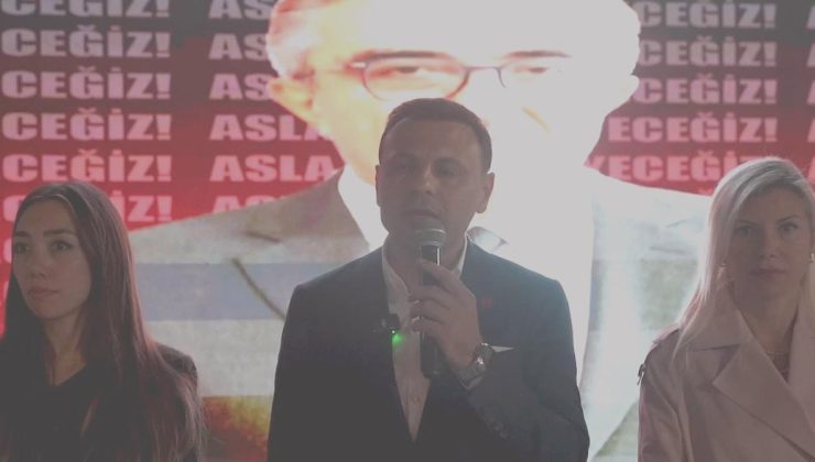 Bayrampaşalılar, tutuklanan Belediye Başkanı Hasan Mutlu’ya destek için belediye önünde toplandı