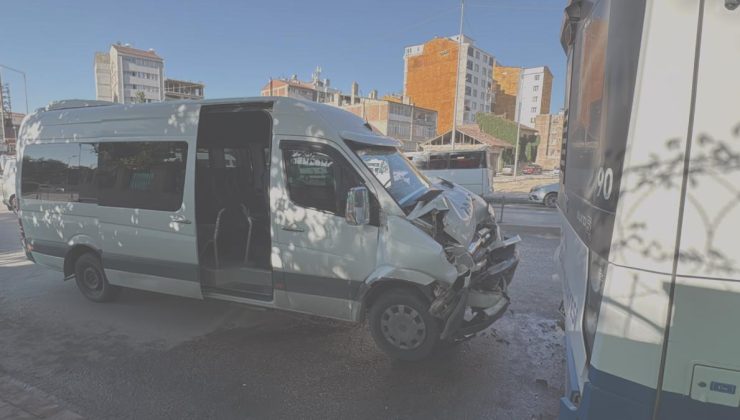 Belediye otobüsü minibüse çarptı: 8 kişi yaralandı