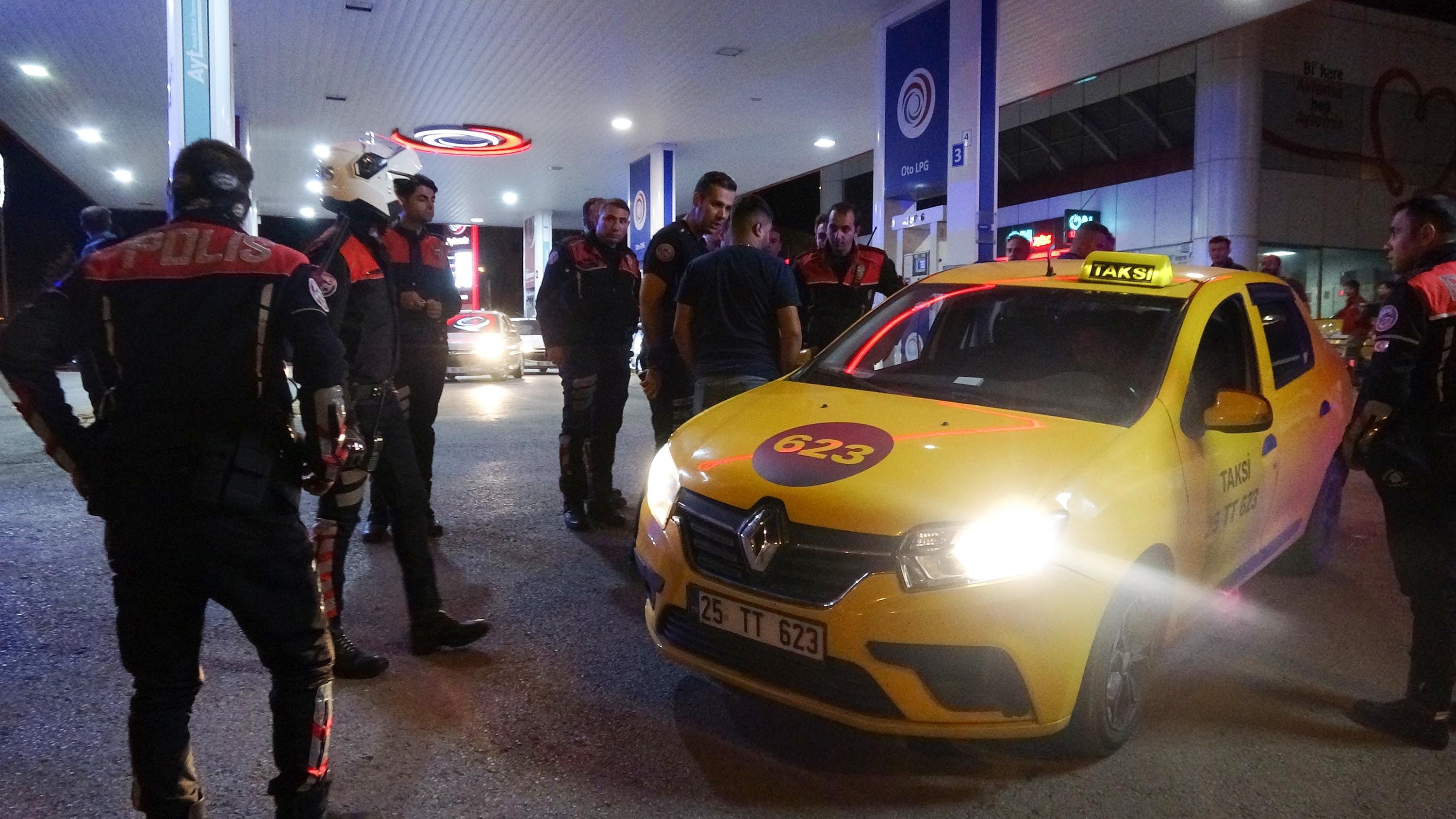 Bıçaklarla saldırdılar: İki aile altın parası için birbirine girdi