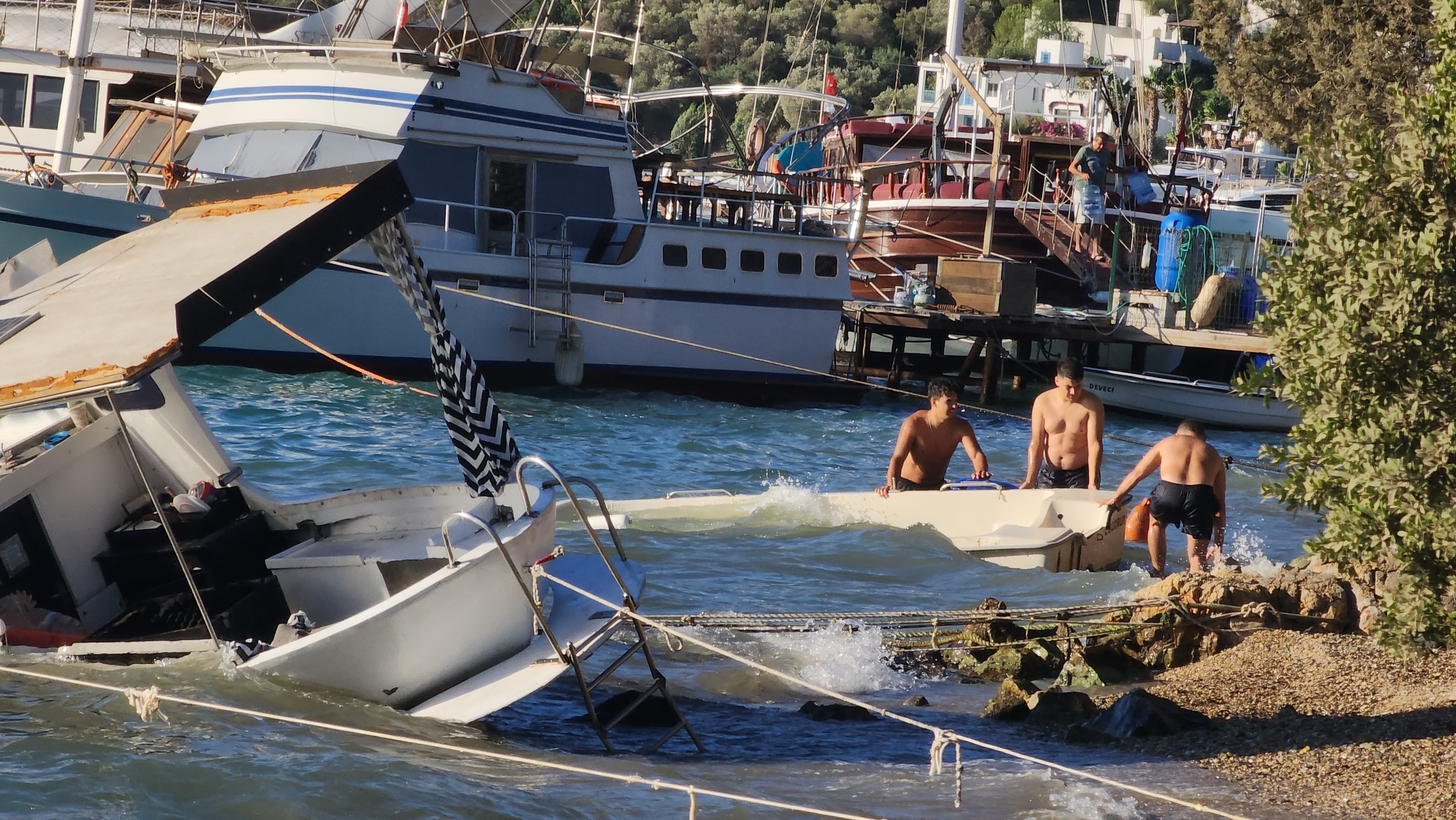 Bodrum’da fırtına kabusu: Kayıklar battı, feribot seferleri iptal edildi