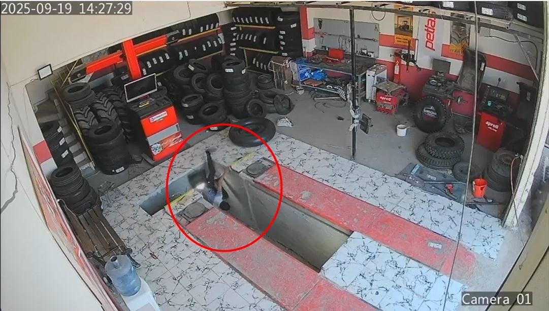 Çırak tamir çukuruna düştü! Saniye saniye kamerada