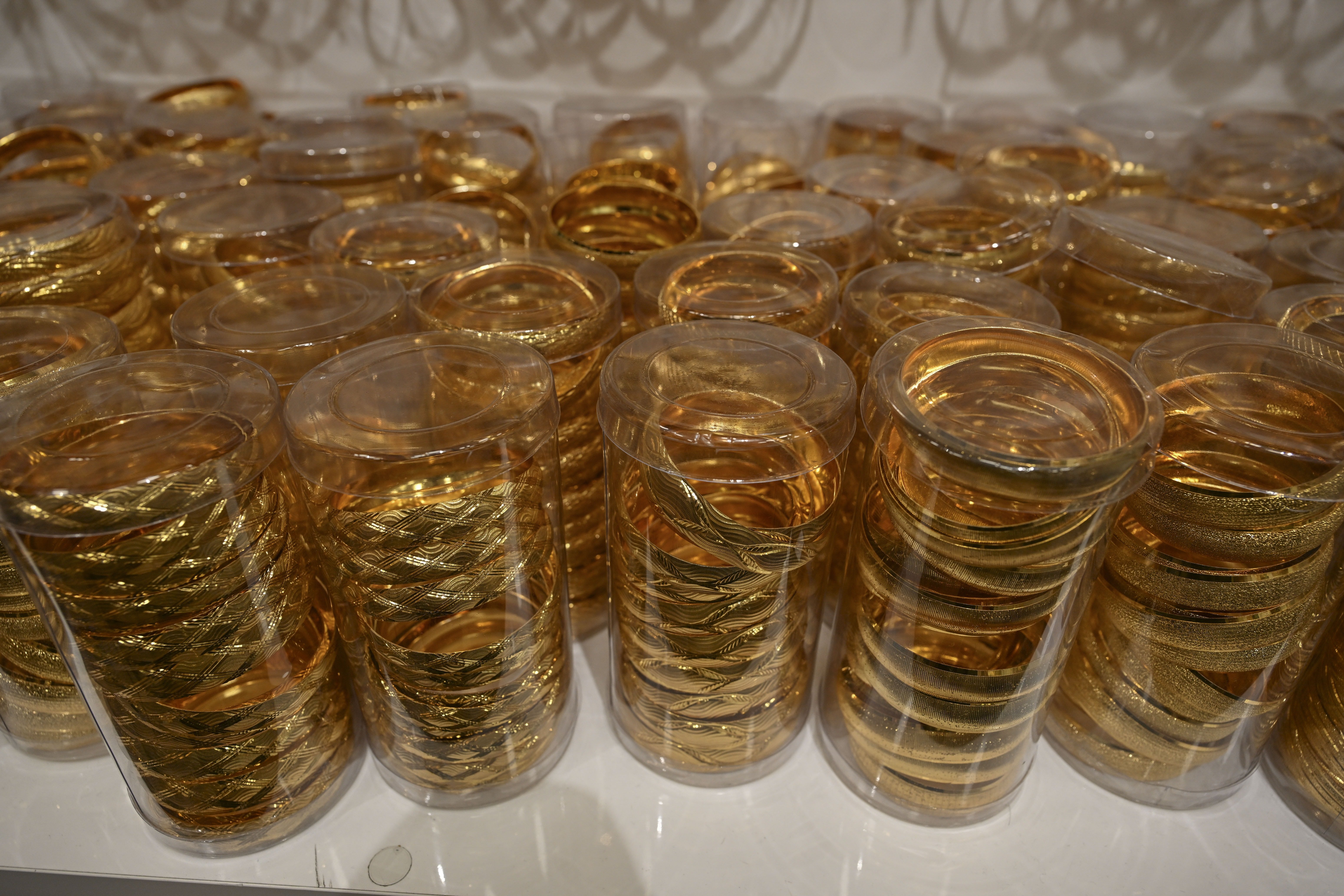 Düğünlerde yeni moda: Gelinleri altın yerine imitasyon süslüyor