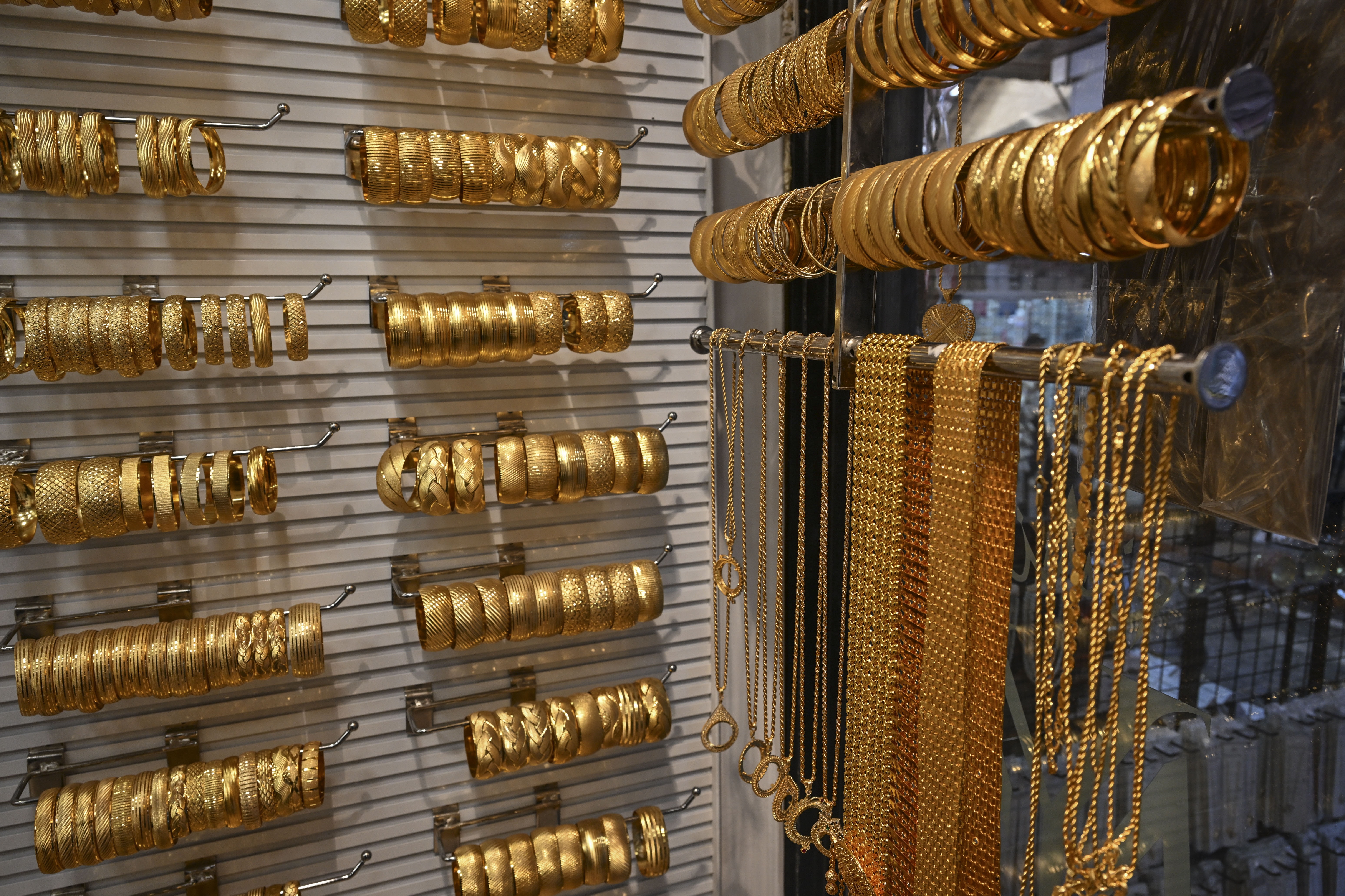 Düğünlerde yeni moda: Gelinleri altın yerine imitasyon süslüyor