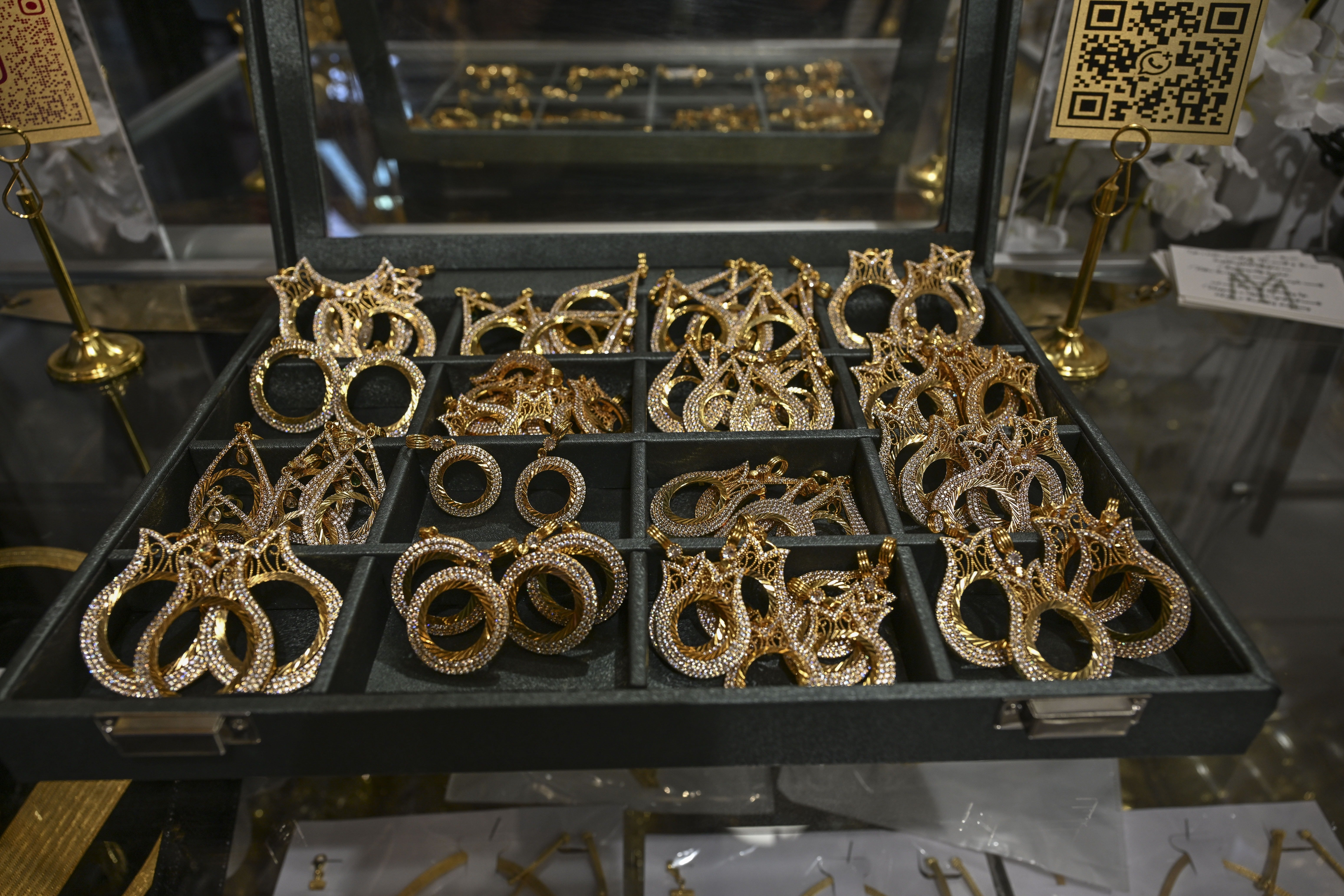 Düğünlerde yeni moda: Gelinleri altın yerine imitasyon süslüyor