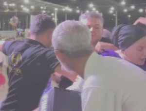 Düğünü kabusa çevirdi: Karşısında müzik söylemeyi reddeden müzikçiye saldırdı