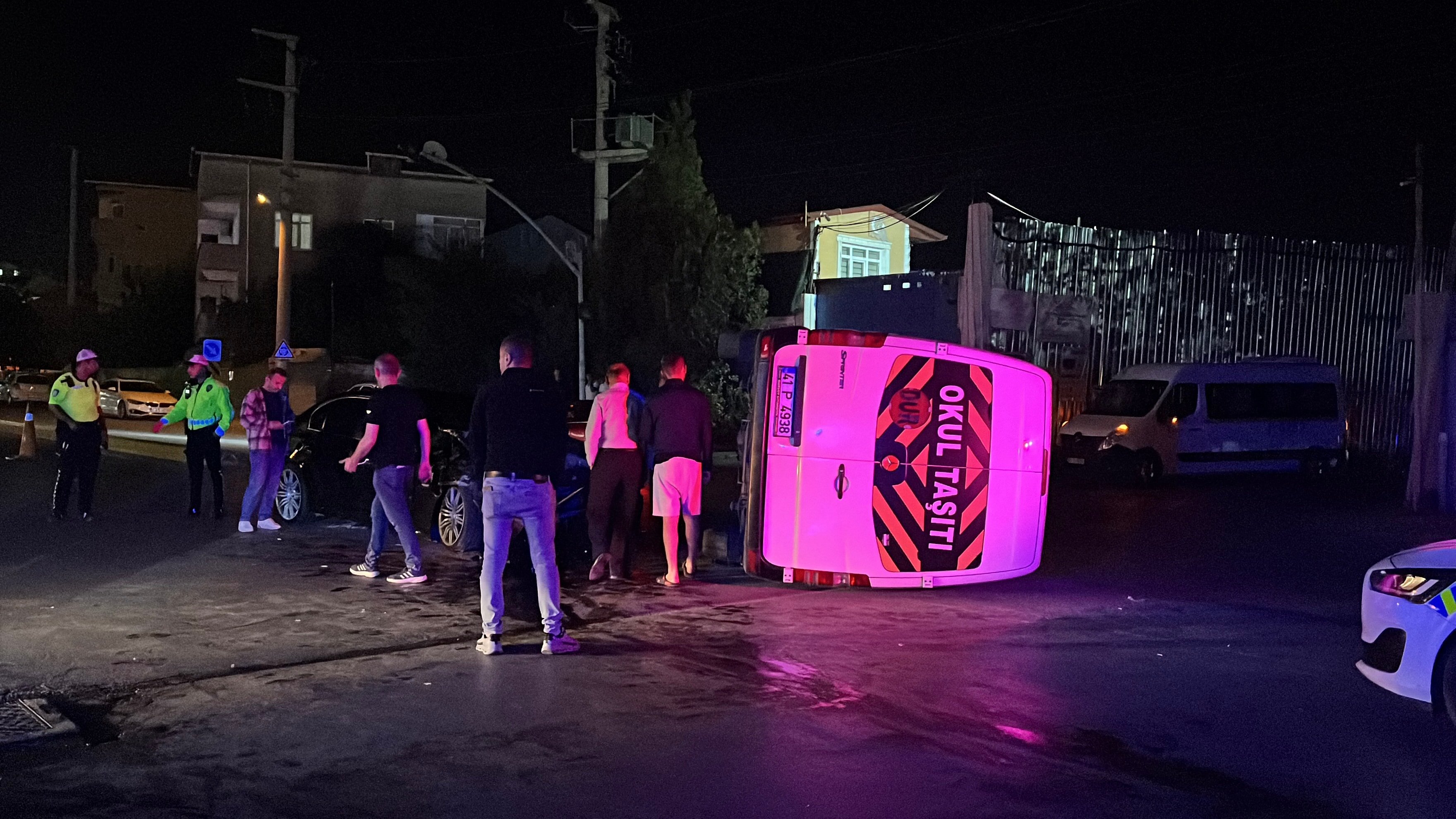 Gebze’de arabayla çarpışan servis minibüsü devrildi