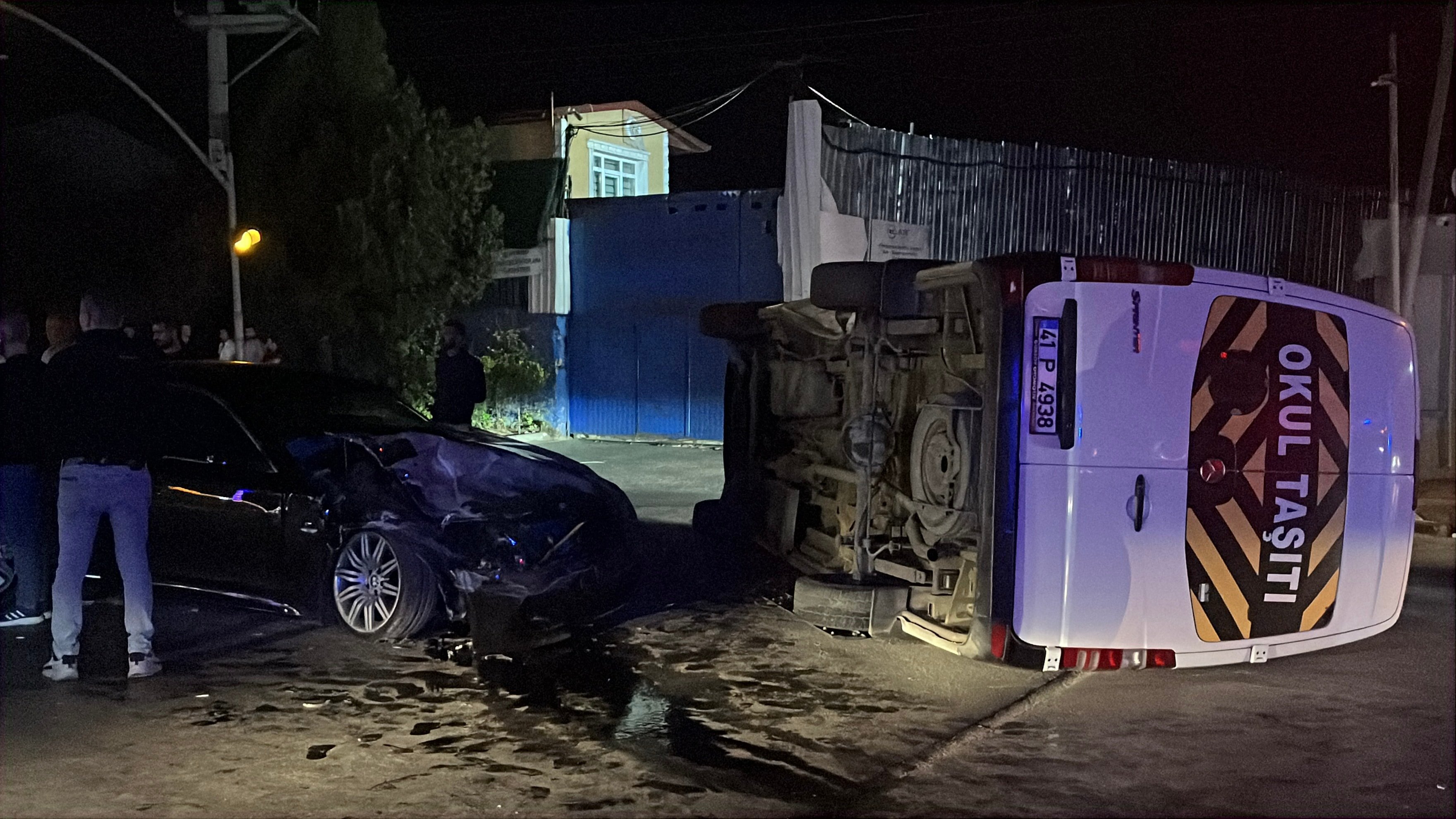 Gebze’de arabayla çarpışan servis minibüsü devrildi