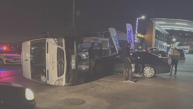 Gebze’de arabayla çarpışan servis minibüsü devrildi
