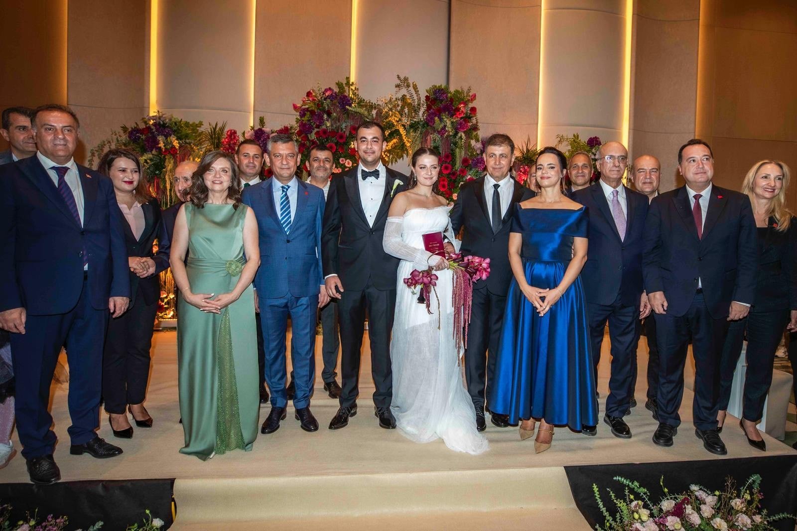 Harika kurultay öncesi CHP'lileri buluşturan düğün