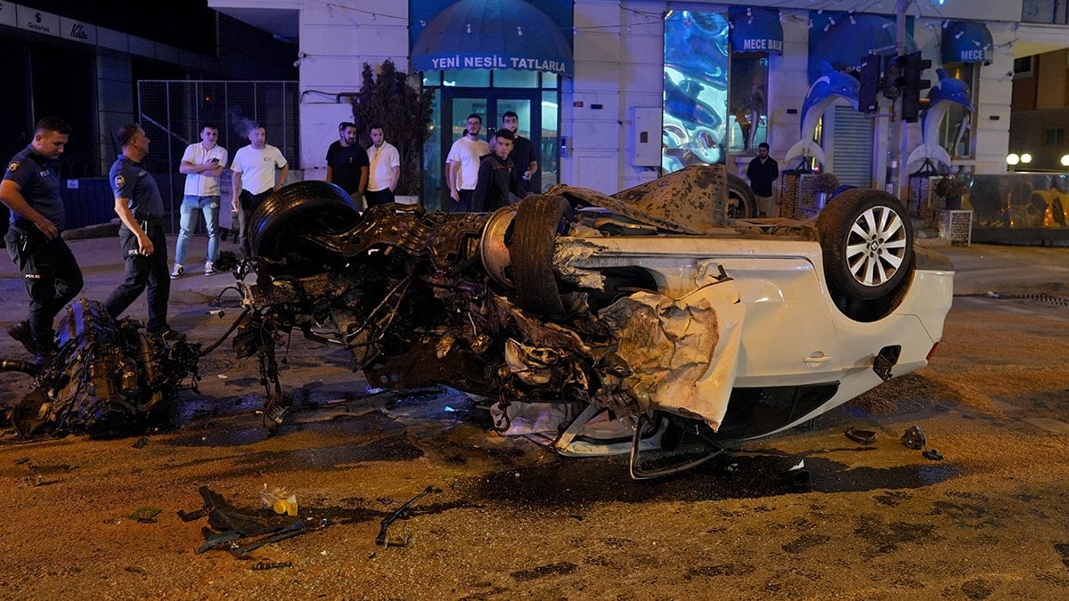 İETT otobüsüyle çarpışan araba bu hale geldi