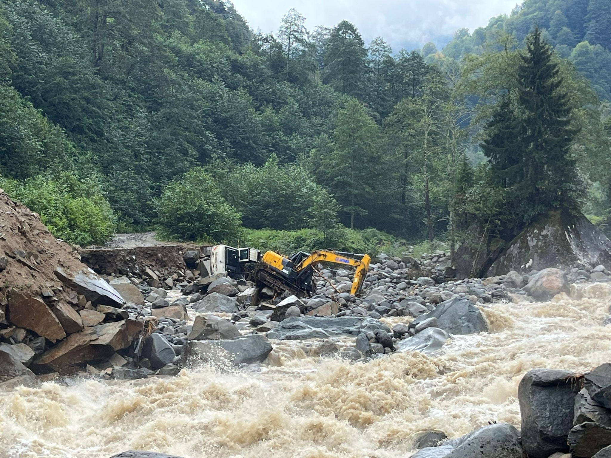 Karadeniz'de kırmızı alarm! Valilik'ten korkutan heyelan uyarısı
