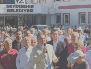 Lider CHP’den AKP’ye geçmişti: Belediye önünde hareket