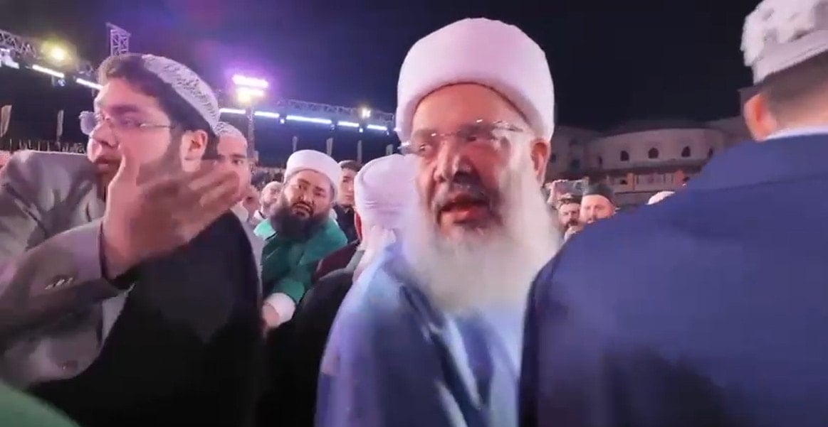 Menzil'in şatafatlı düğününde müritler birbirine girdi