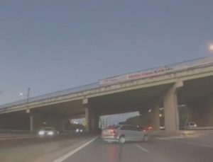 Önündeki sürücüyü taciz etti, önünü kesti; kaza yaptırıp yoluna devam etti