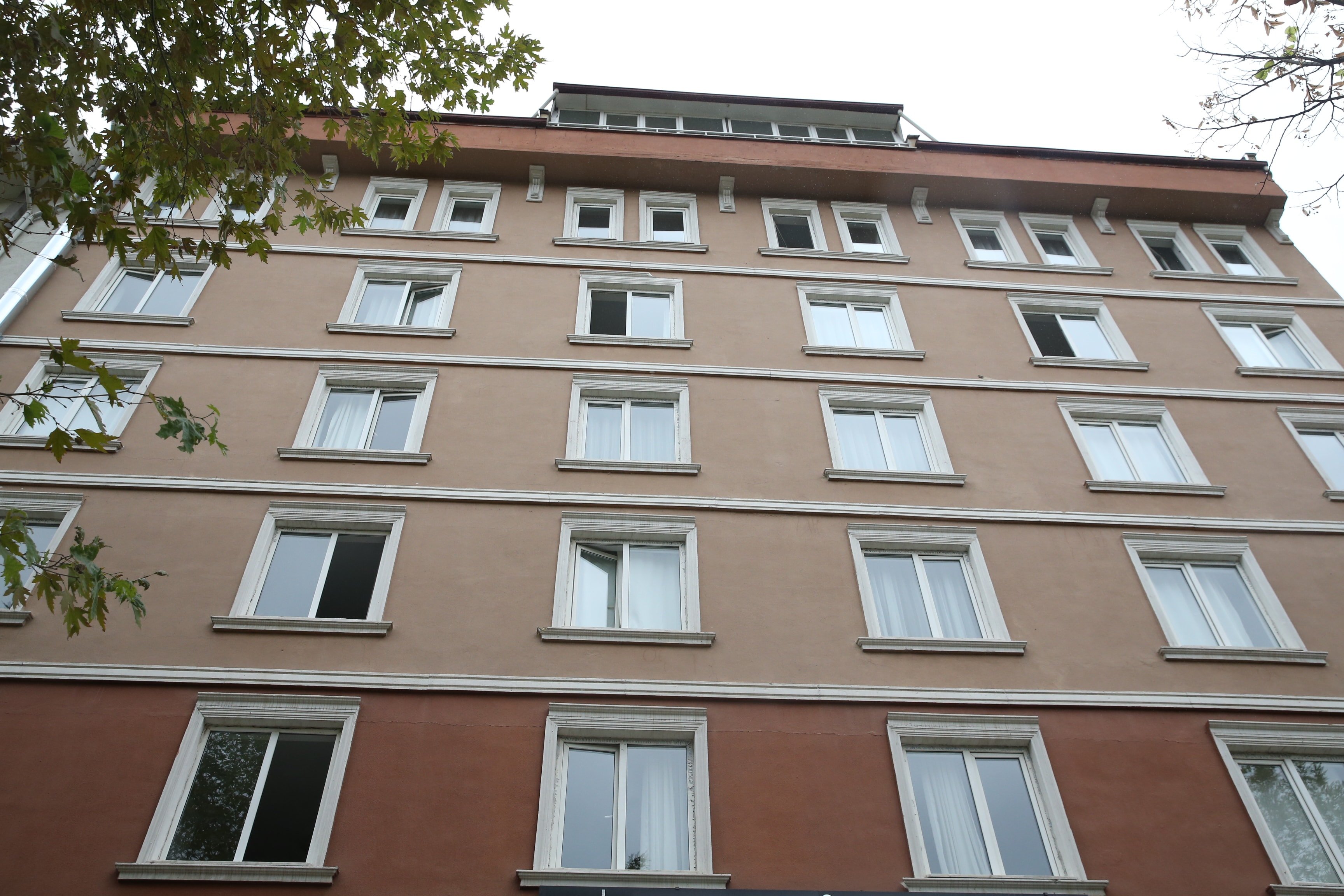 Otel penceresinden düşen bayan hayatını kaybetti