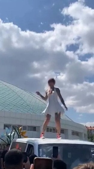 Otomobil fuarındaki dans ortalığı karıştırdı: Valilik soruşturma başlattı