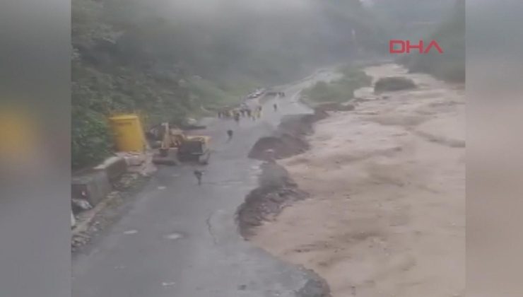 Rize’de yol çöktü, personeller mahsur kaldı