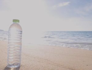 Sıcak havalarda tek kullanımlık plastik su şişelerinin sızıntı yapma riski ve farkındalık