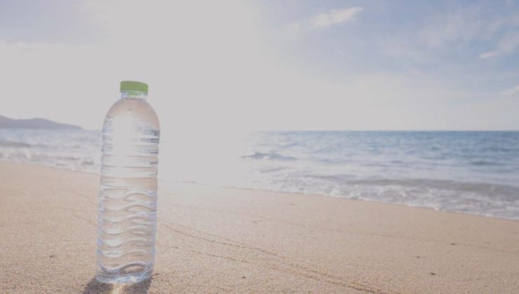Sıcak havalarda tek kullanımlık plastik su şişelerinin sızıntı yapma riski ve farkındalık