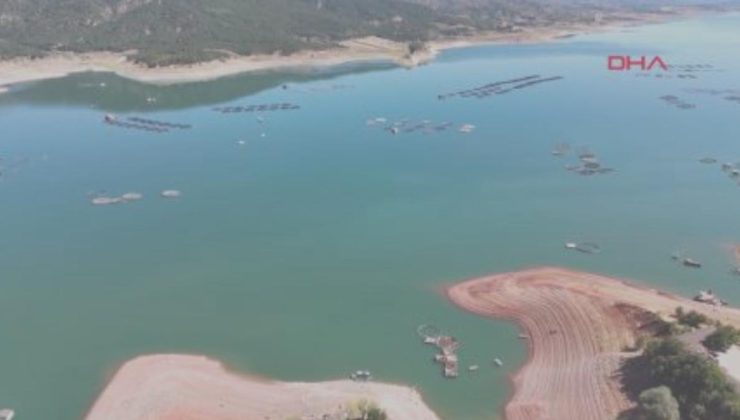 Sular çekildi, barajın ortasındaki kayalık ortaya çıktı