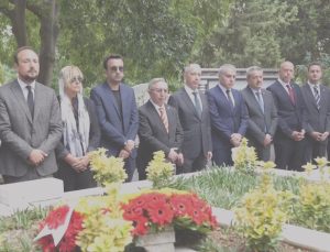 ‘Taçsız Kral’ kabri başında anıldı