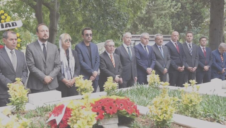 ‘Taçsız Kral’ kabri başında anıldı