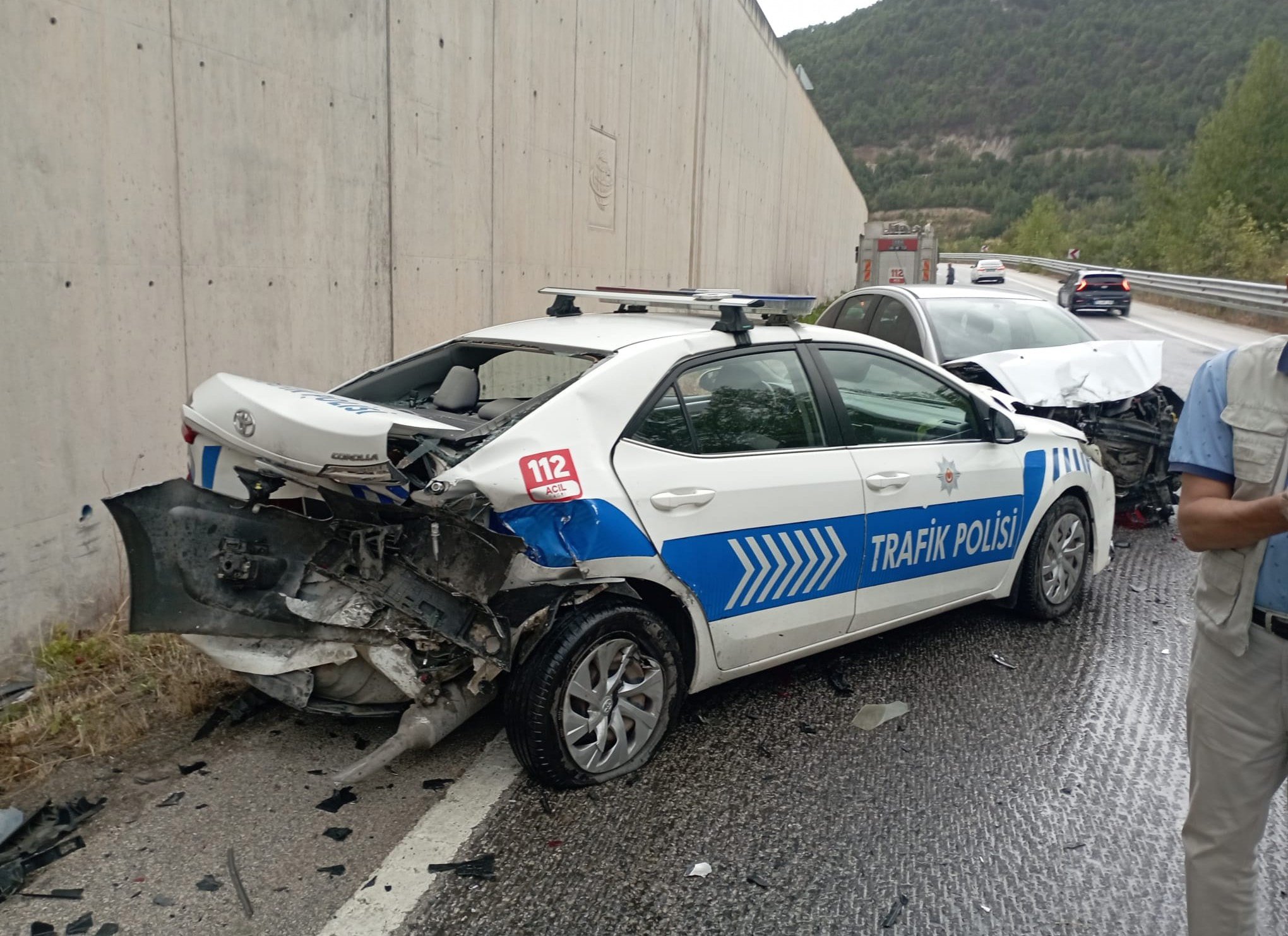 Tokat’ta zincirleme kazada müdahale eden polislere araba çarptı