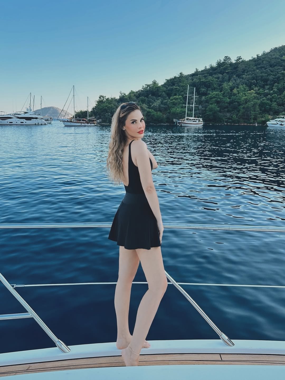 Tuvana Türkay, ablası ile mavi tipe çıktı
