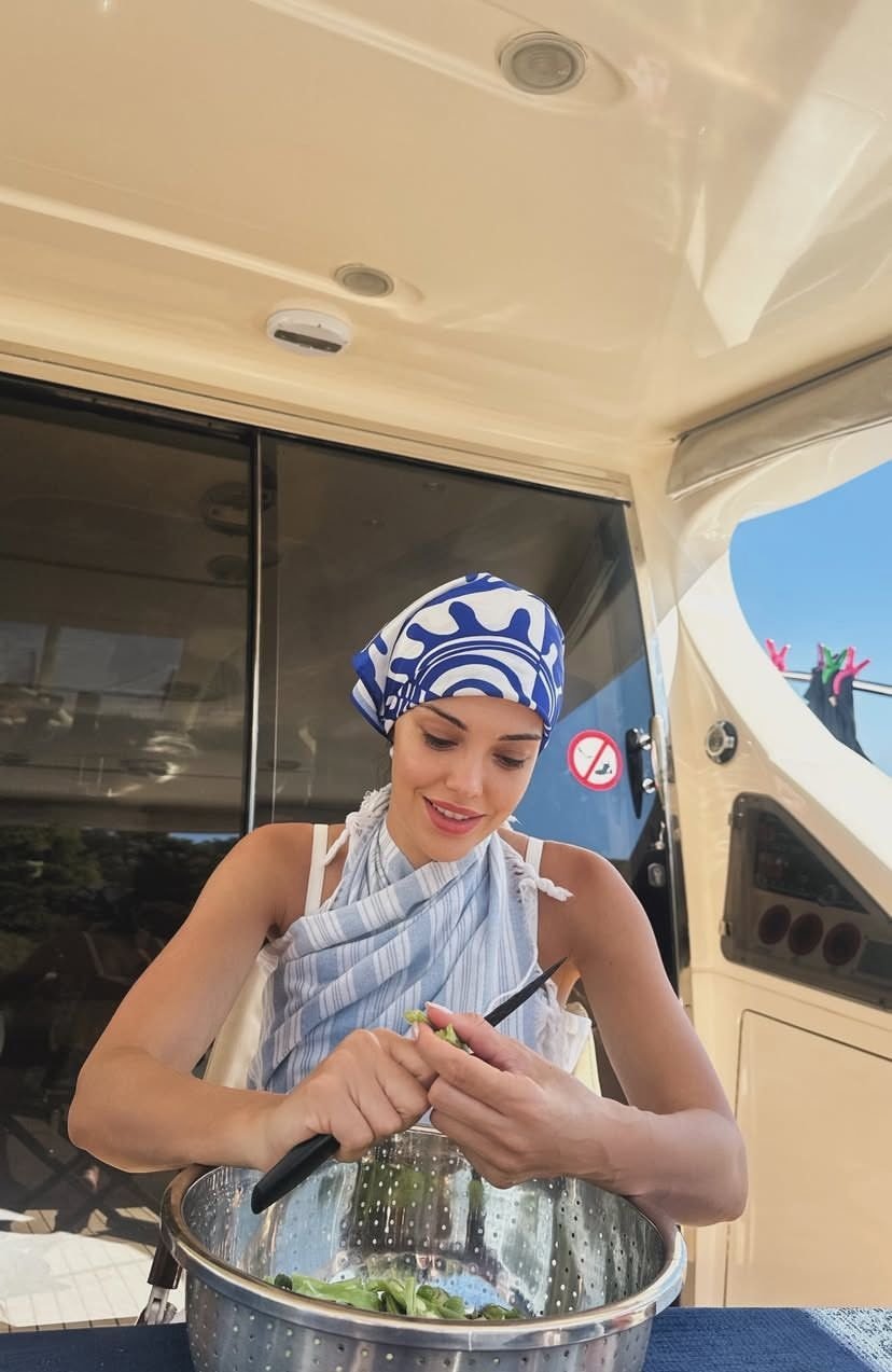 Tuvana Türkay, ablası ile mavi tipe çıktı