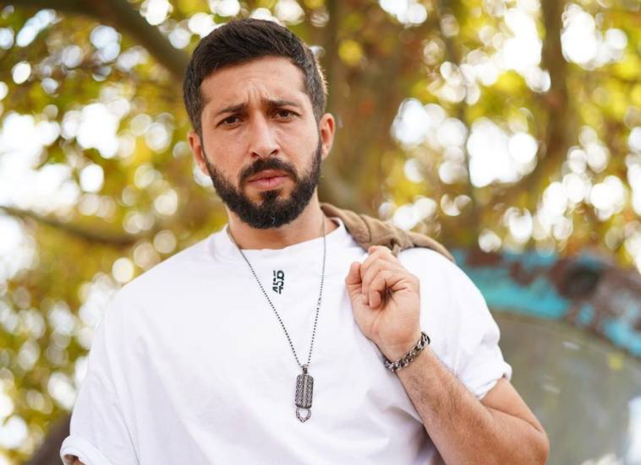 Ünlü oyuncu düzmece polis rozetiyle araç kaçırdı