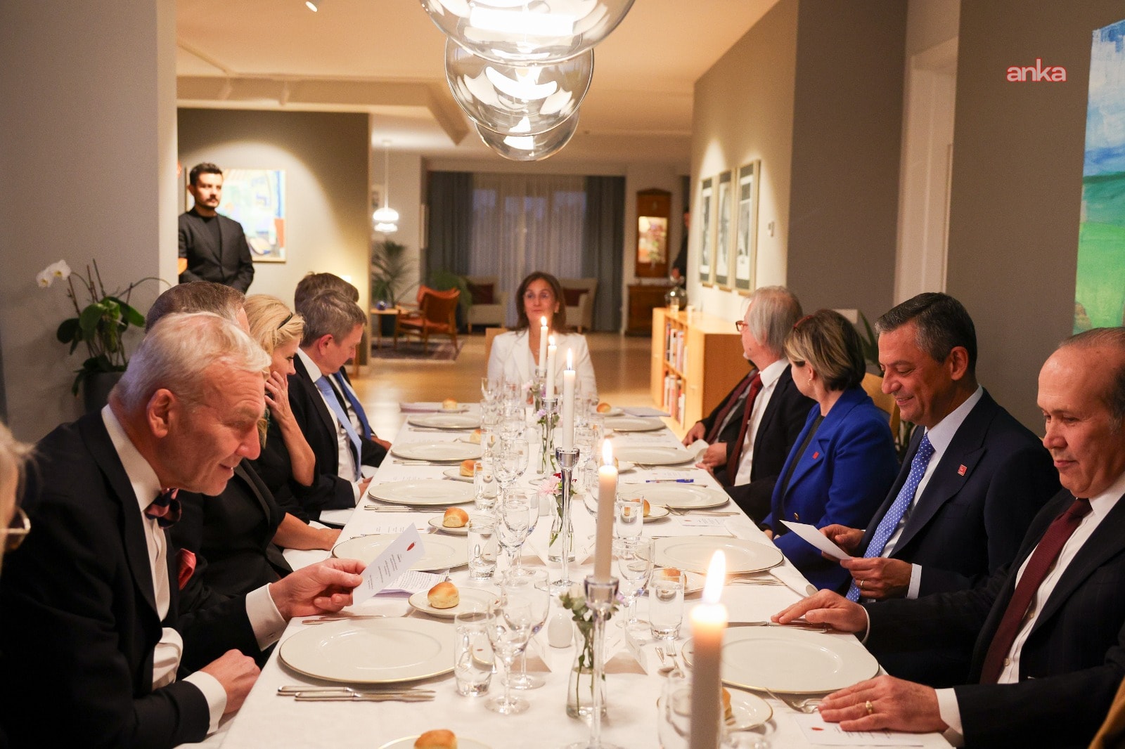 CHP lideri Özel, büyükelçilerle bir ortaya geldi