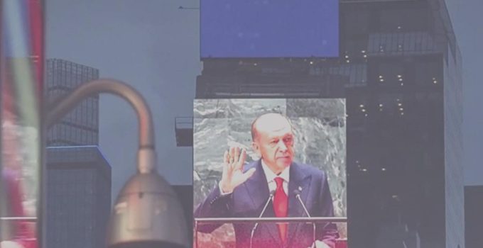 Erdoğan’ın ilanları Times Meydanı’nda