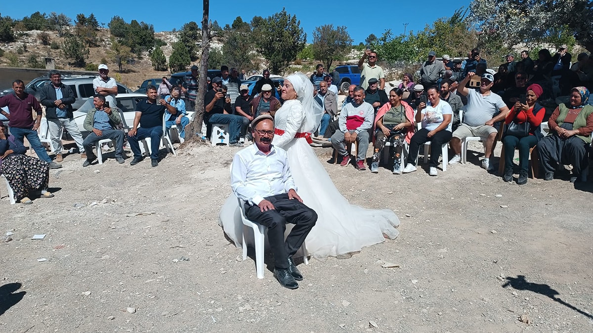 Evlendikten 40 yıl sonra düğün yaptılar