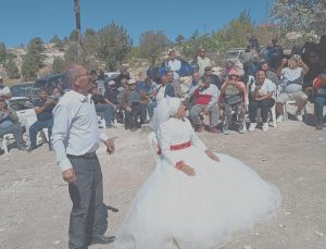 Evlendikten 40 yıl sonra düğün yaptılar