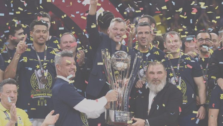 Fenerbahçe’de iki idare kupayı bir arada kaldırdı