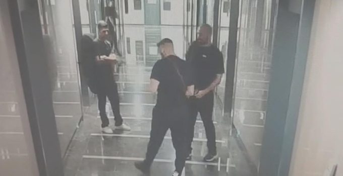 İnterpol tarafından aranan kişi İstanbul’da gitar kılıfında kalaşnikofla yakalandı