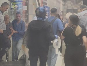 Öğrencilerin latifesi yaşlı adamı raylara düşürdü! Metroda dehşet dolu dakikalar