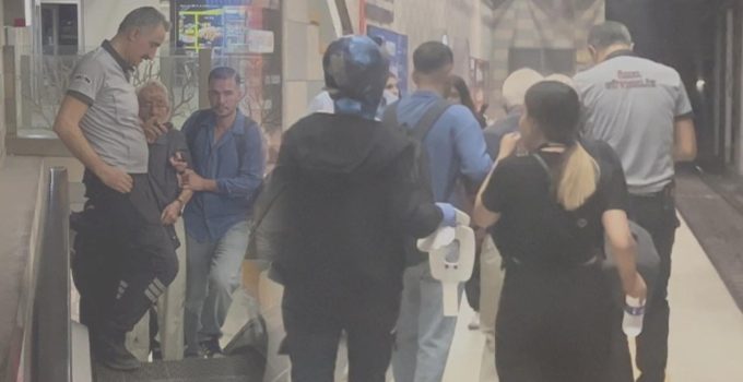 Öğrencilerin latifesi yaşlı adamı raylara düşürdü! Metroda dehşet dolu dakikalar