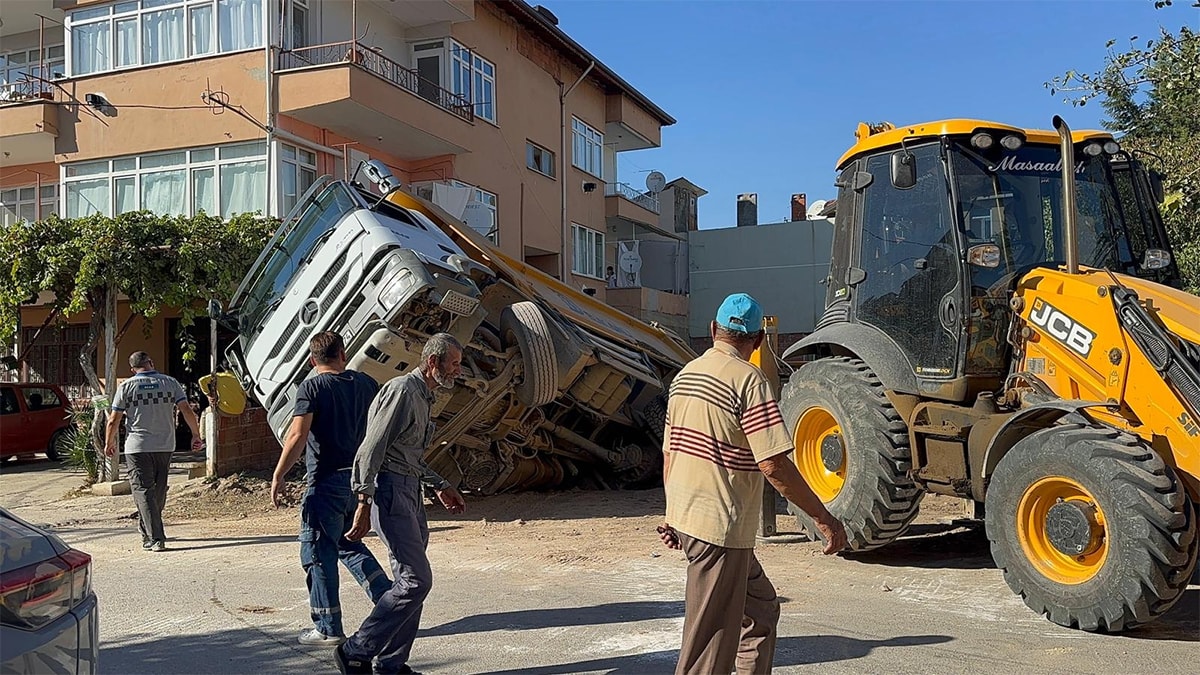 Taban çöktü kamyon foseptiğe gömüldü