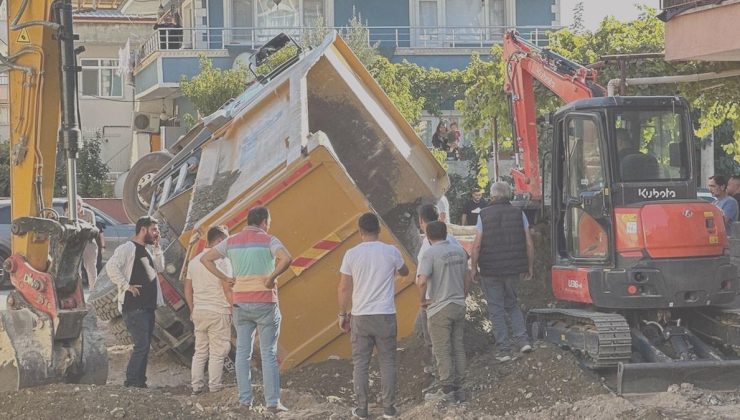 Taban çöktü kamyon foseptiğe gömüldü